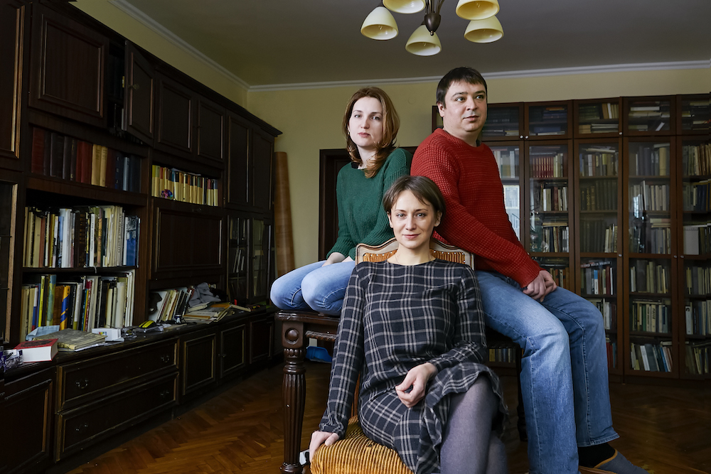 The Bell staff posing in the Moscow flat out of which they work (L to R: Anastasia Yakoreva, Irina Malkova, Pyotr Mironenko). Image: Aliona Kondyurina