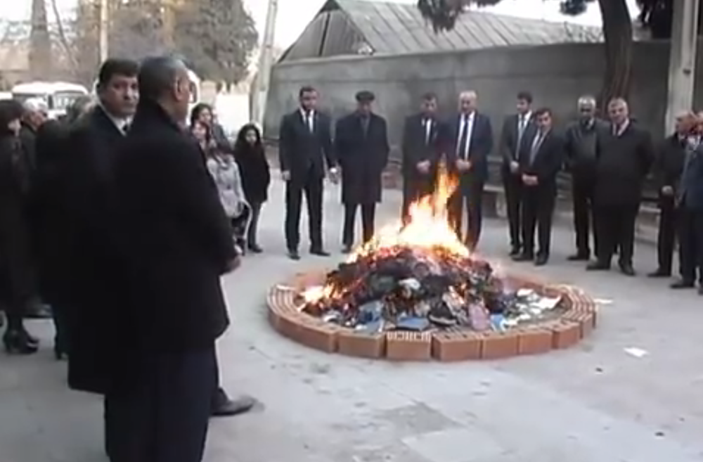 A screenshot of people in the Azerbaijani city of Ganja burning Aylisli's books