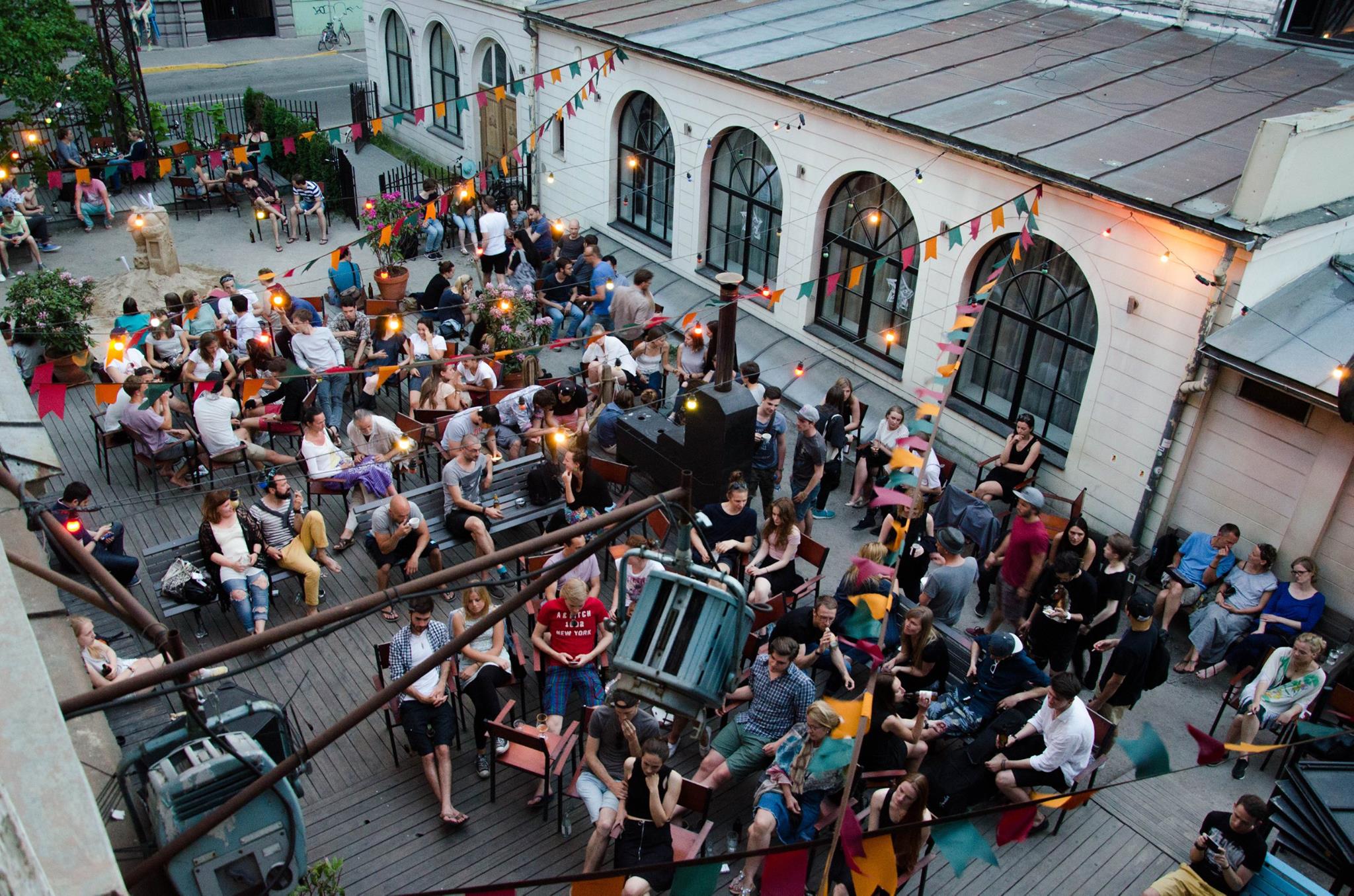 An unfinished flat in Riga becomes a veggie pop-up restaurant 