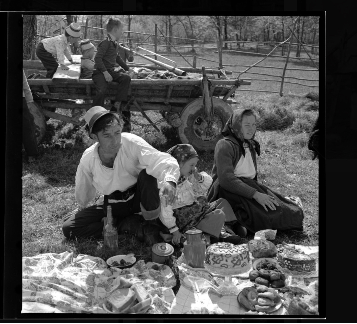 A family of farmers in Certeze having a picnic