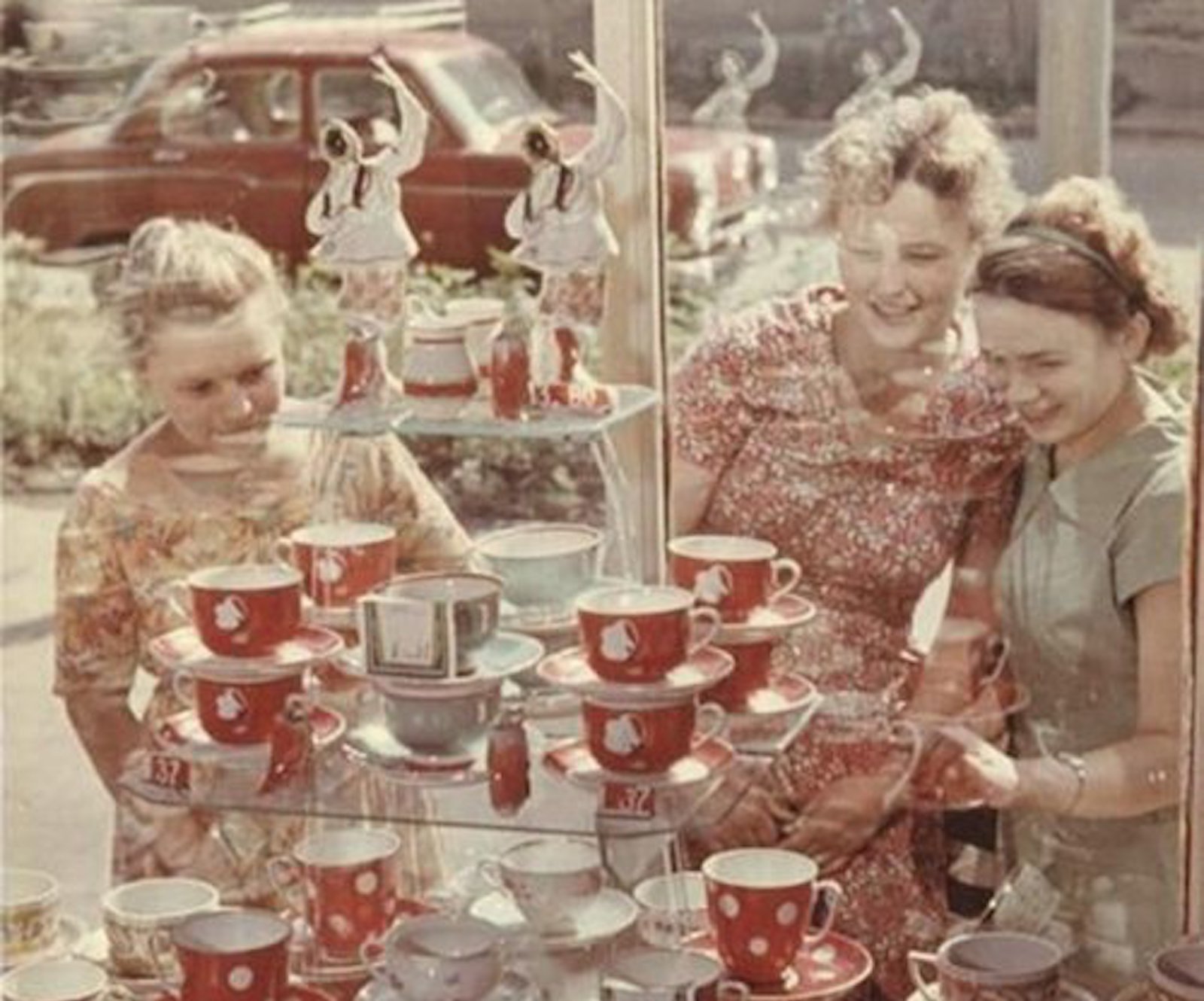 Rose-tinted revolution: see everyday Soviet life in full colour