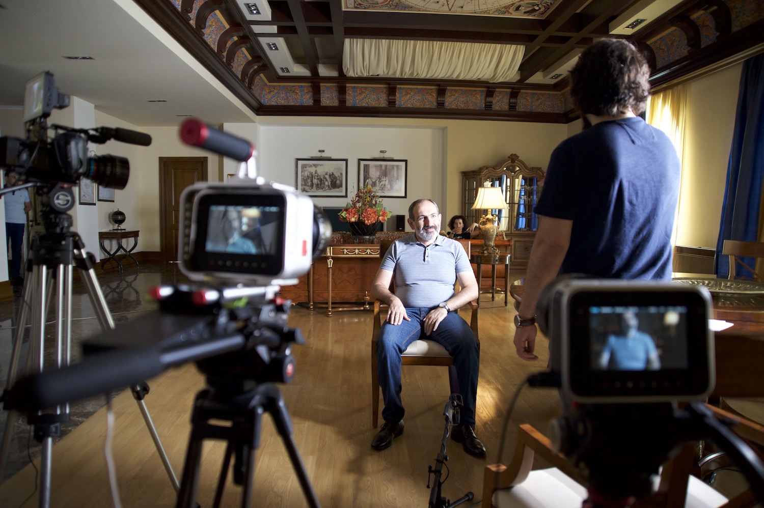 A backstage picture of Hovannisian interviewing Pashinyan. Image: Courtesy of Garin Hovannisian 