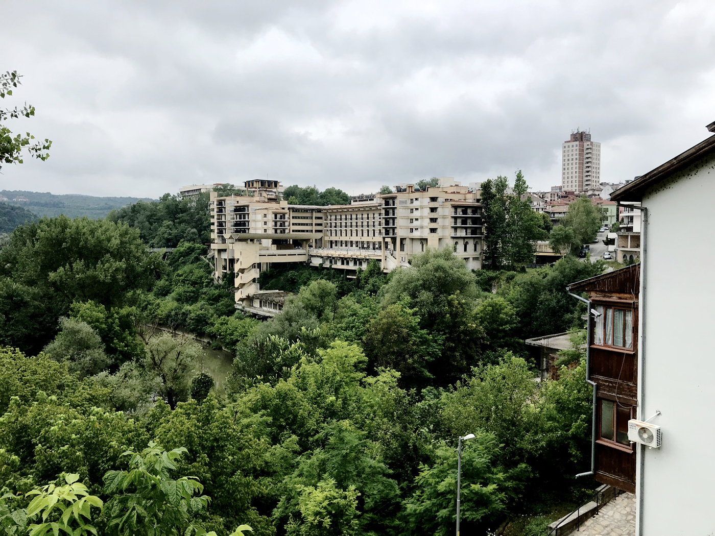 Interhotel Veliko Tarnovo. Image: BlackDaffodil under a CC License