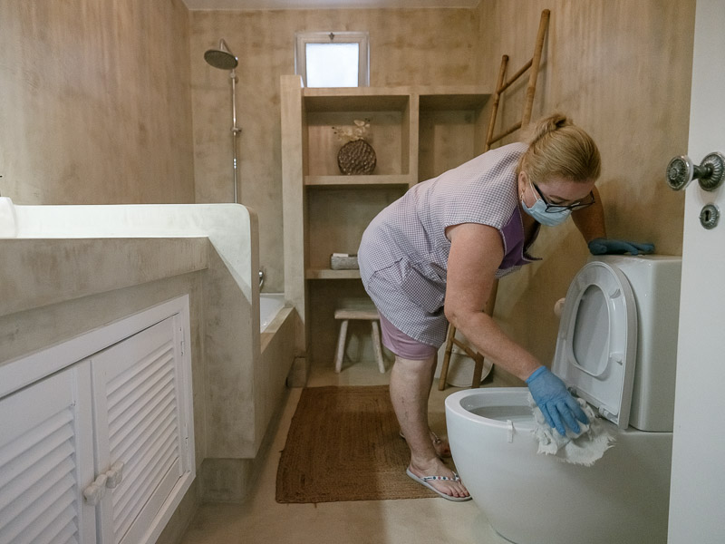Maria Buciuta, a Romanian woman who has been living in Portugal for 18 years, cleans a luxury residence in the Algarve region of Portugal. August, 2020. Image: Cosmin Bumbuț