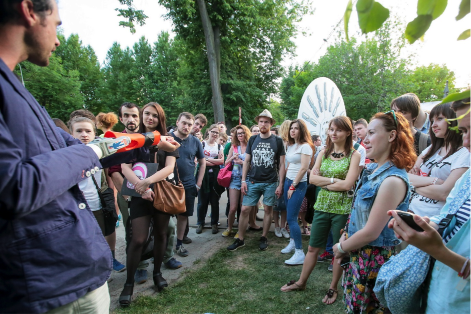 A crowd gathers around Nicholas Huchet, an amputee who created his own prosthesis (Photo: GEEK PICNIC)