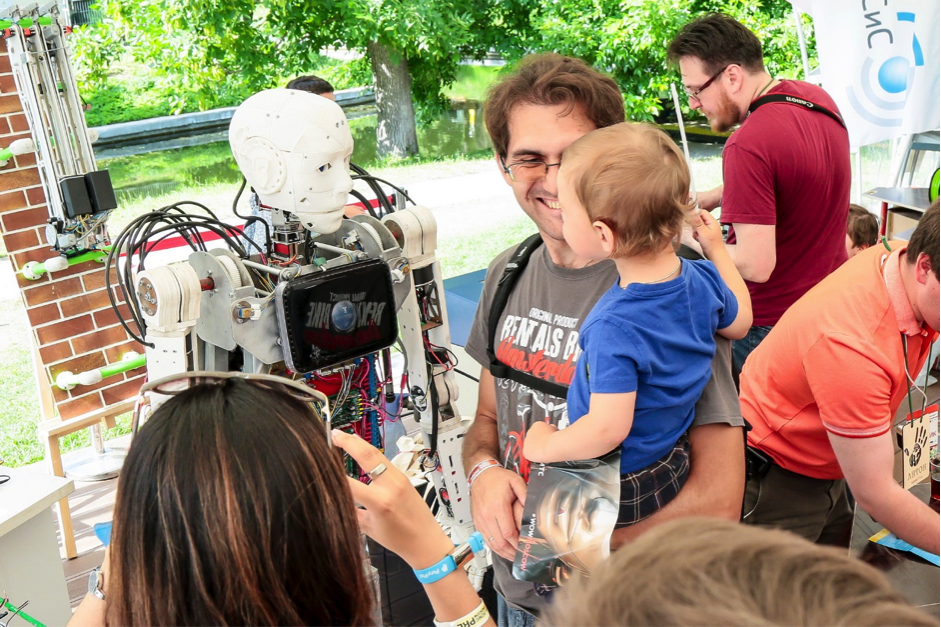A young visitor contemplates one of many man-machines in the festival’s robot park (Photo: GEEK PICNIC)