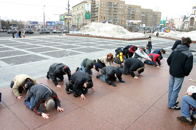 Толпа срущих