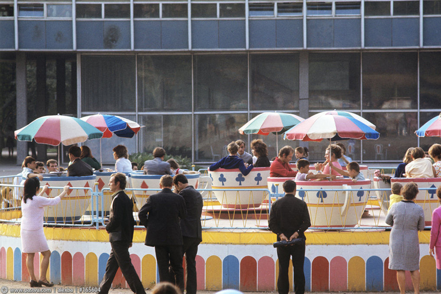 An attraction in front of Vremena Goda. Image Pastvu