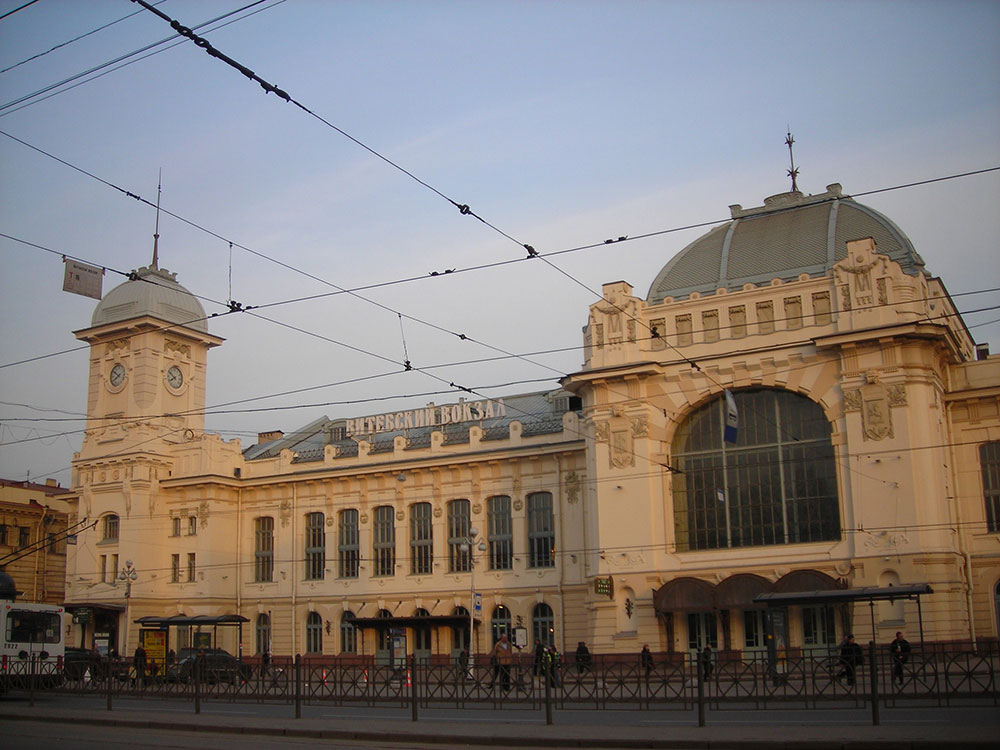 Vitebsky Railway Station in St Petersburg as Victoria Station in London. Still from <em>The Final Problem</em>, 1980