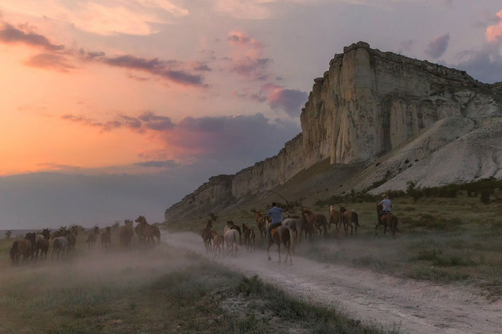 White Cliff and Crimean steppes as the American Wild West. Still from <em>A Man from the Boulevard des Capucines</em> (1987)