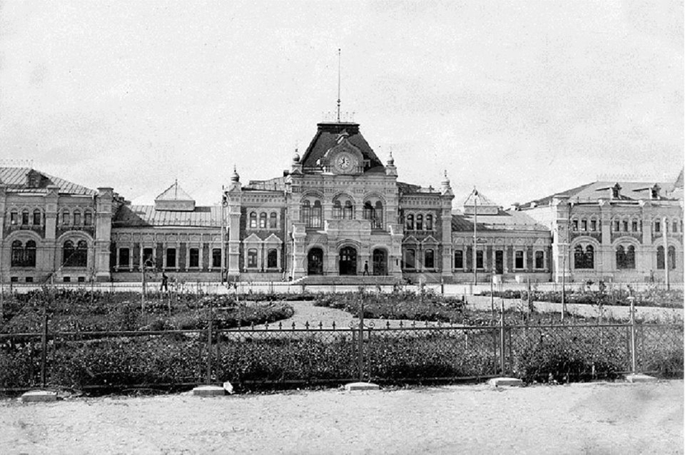 Rizhskiy Railway Station, Moscow as Central Station in Bern, Switzerland. Still from <em>Seventeen Moments of Spring</em> (1973)