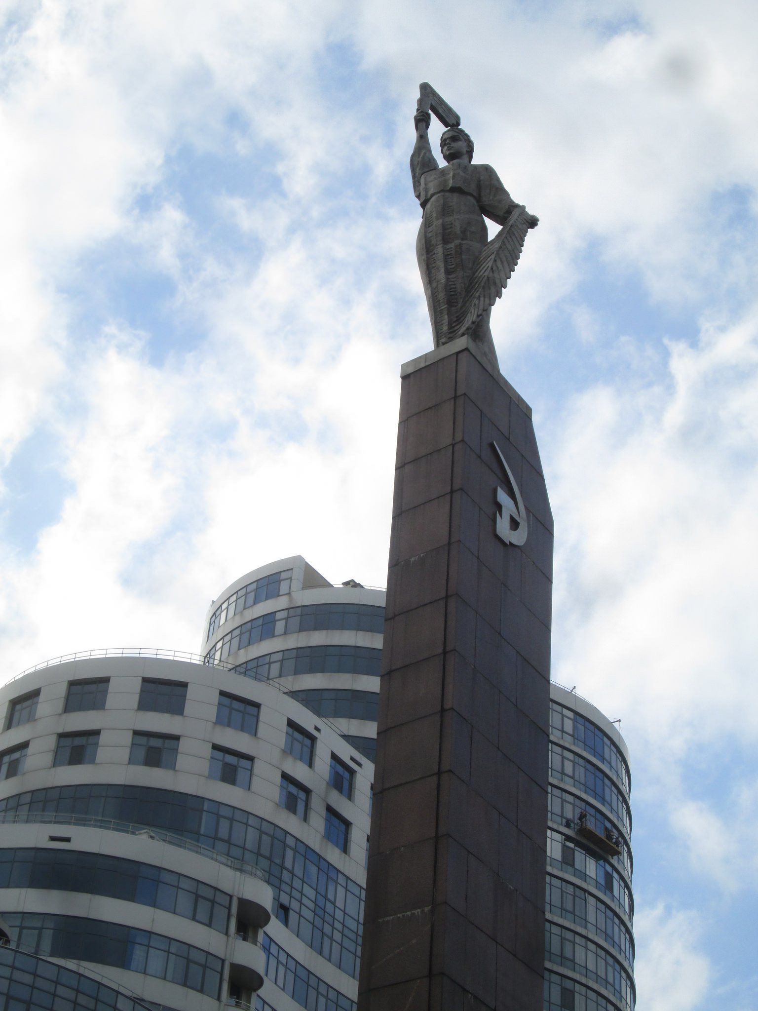 Soviet sculpture at Victory Embankment. Image: Owen Hatherley