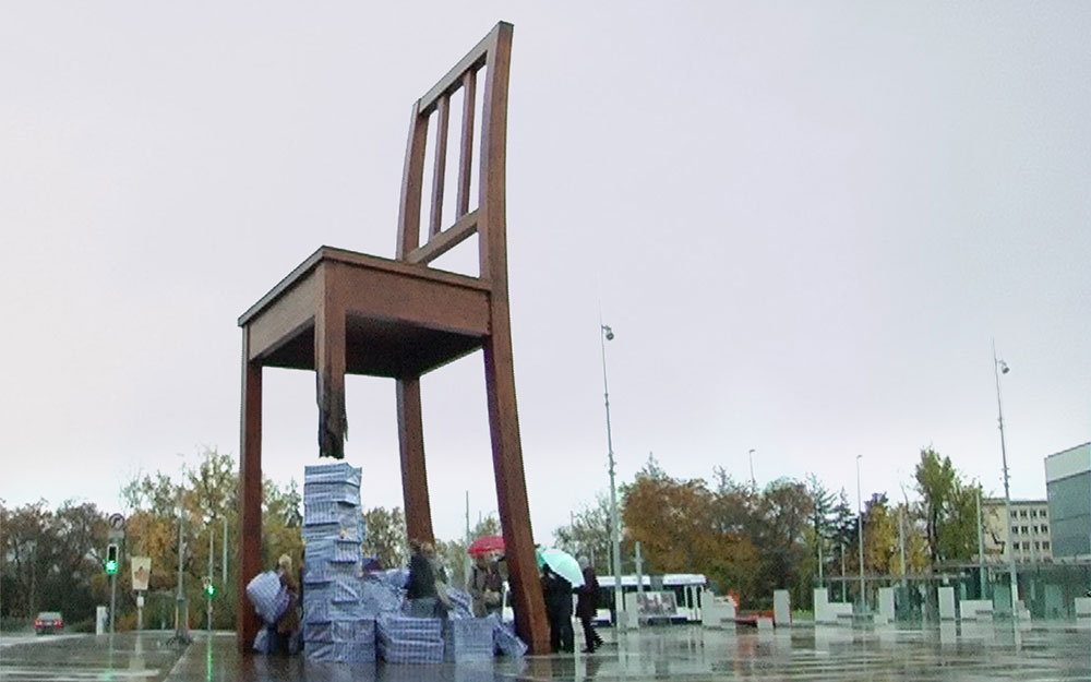 Yuriy Kruchak and Yulia Kostereva, Art Intervention in Geneva, Switzerland (2009). Image: OpenPlace