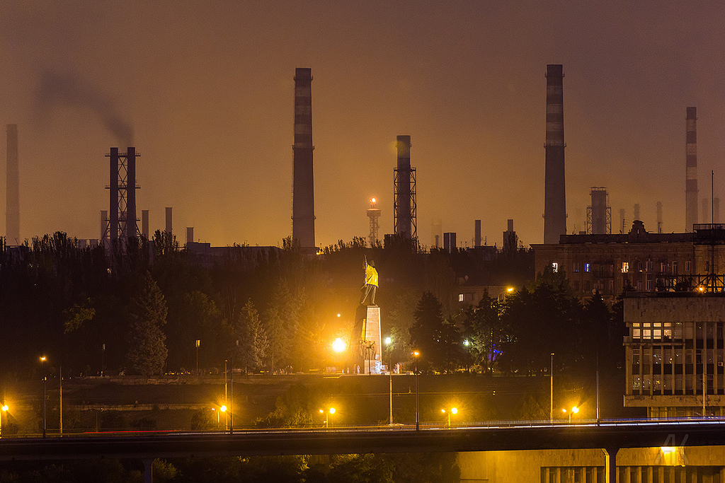 Zaporizhstal by night with Lenin statue in foreground. Image: Anton Kalkasov under a CC licence