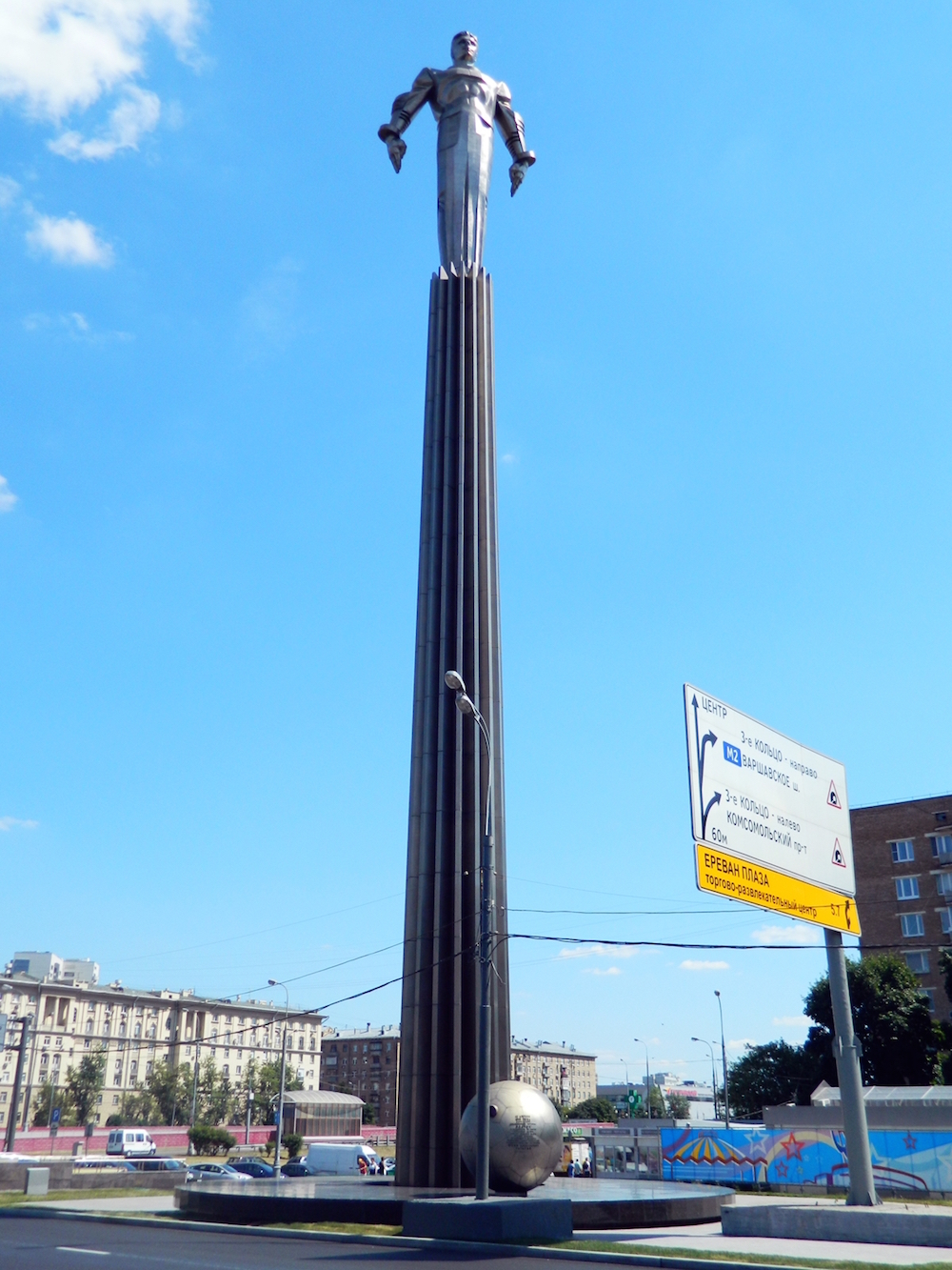 The Gagarin monument in Moscow (image: Tara-Amingu under a CC licence)