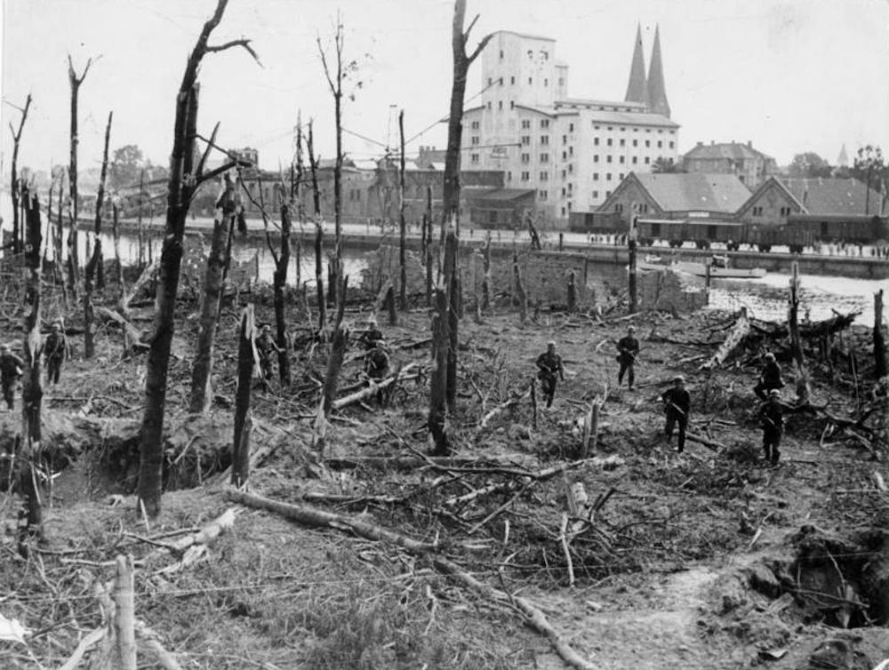 Nazi troops on the Westerplatte peninsula in Gdańsk in September 1939 at the beginning of the invasion of Poland. Image: German Federal Archives under a CC licence