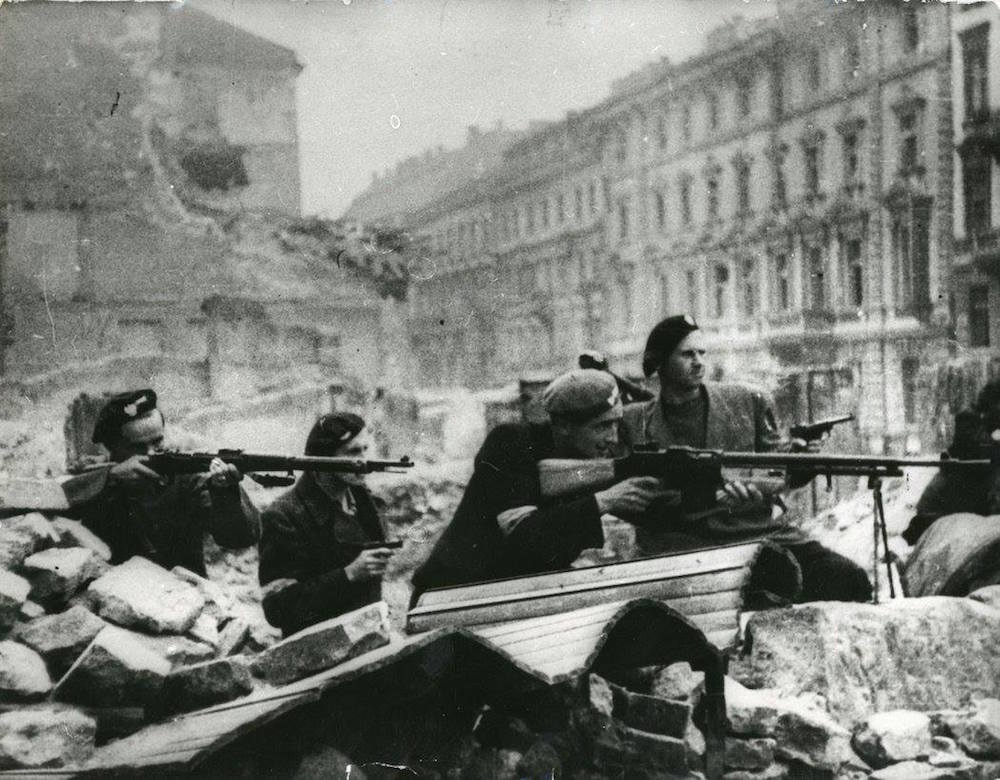 Fighters defend the barricades during the 1944 Warsaw uprising. Image: Muzeum II Wojny Światowej/Facebook