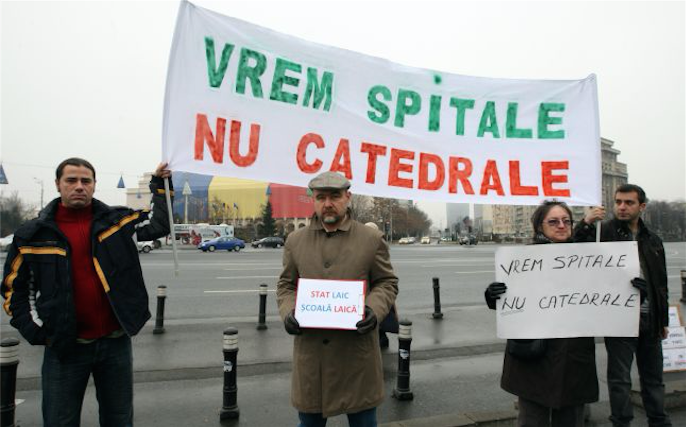 “We want hospitals, not cathedrals” — protesters against Church abuses of human rights in Bucharest. Image: dzr.org.ro