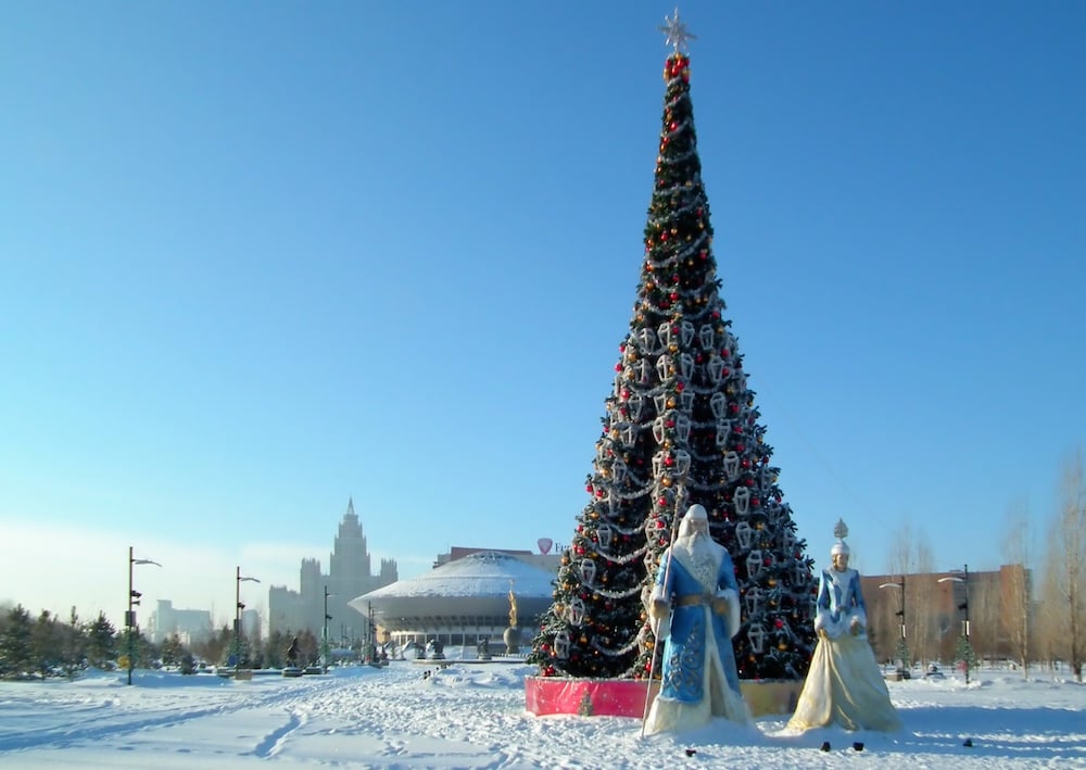 A more traditional <em>yolka</em> in Moscow, compelte with Ded Moroz and his granddaughter Snegurochka. Image: Alkhimv Maxim under a CC licence