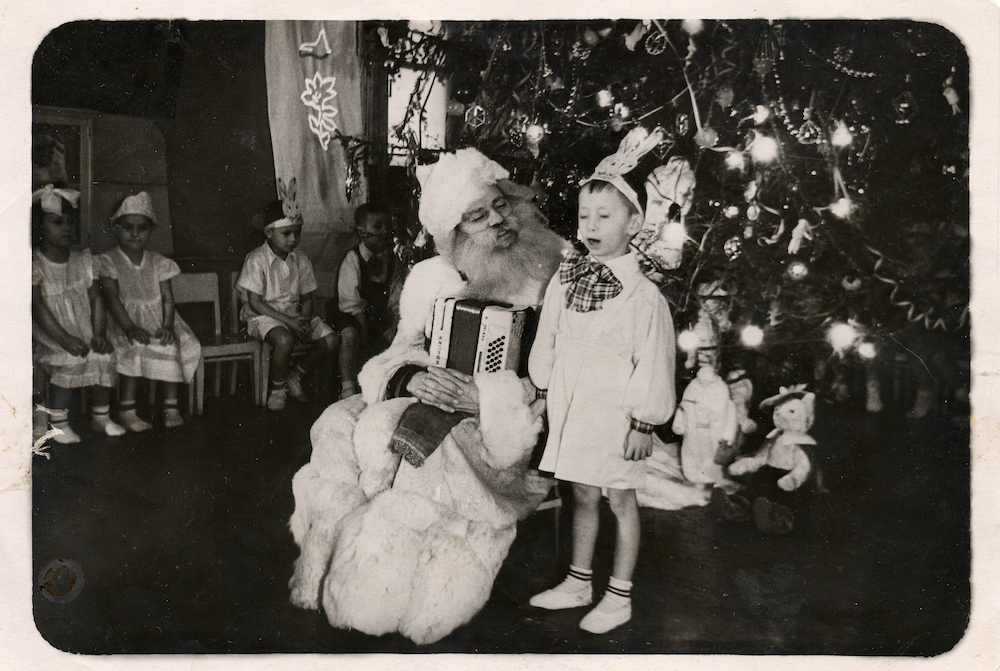 Ded Moroz with a Soviet child in 1957. Image: Copper Kettle under a CC licence