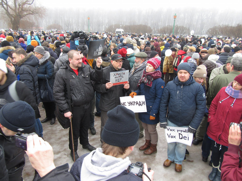 Protesters gather outside St Isaac's cathedral in January 2017 (Alexei Kouprianov under a CC licence)