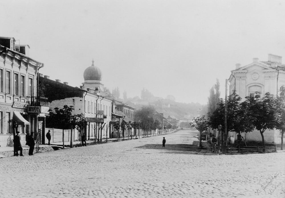 Historical photograph of Ozeskiene Street in central Kaunas, with the dome of a synagogue visible (image: elem under a CC licence)