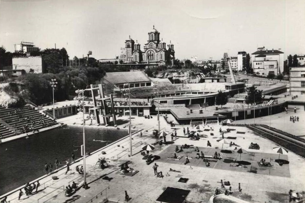 Yugoslav-era postcard showing public bathing in Belgrade in the 1960s. Image: Démodé Photos under a CC licence.