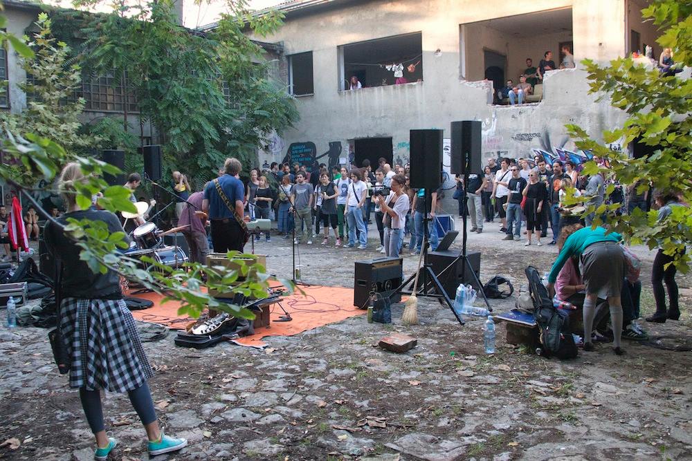 A concert in the courtyard of Belgrade's former Inex cinema, which was occupied by urban activists as an exhibition space. Wyspa Słodowa 7/FB.