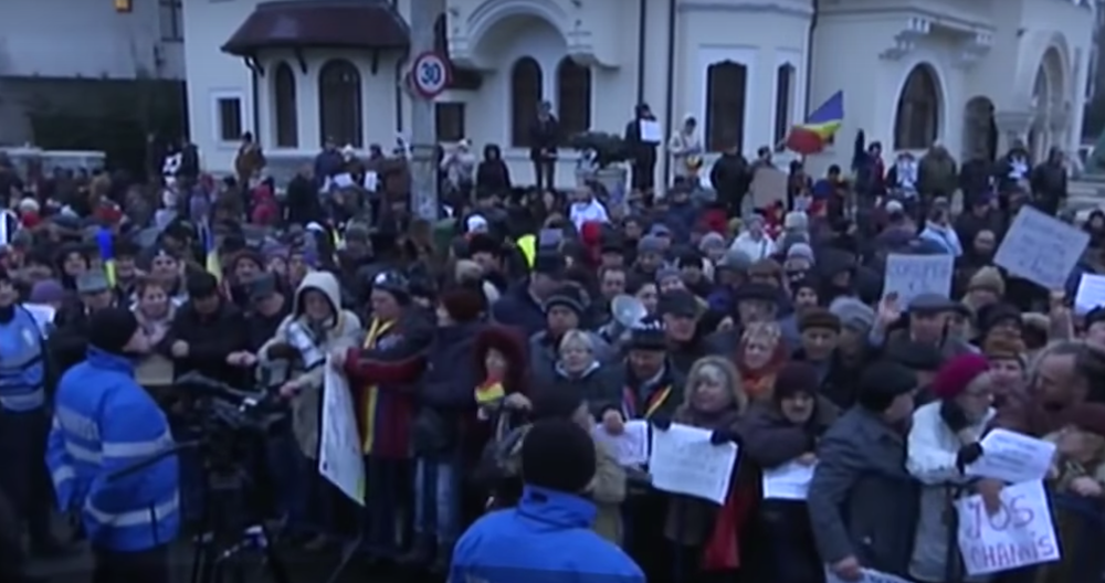Pro-government counter-protesters at Cotroceni Palace. Image: Youtube 