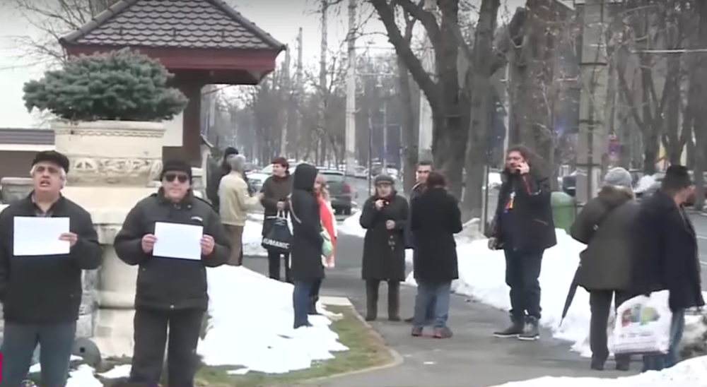 A poor turnout for a pro-government counter-protest at Cotroceni Palace. Image: Youtube 