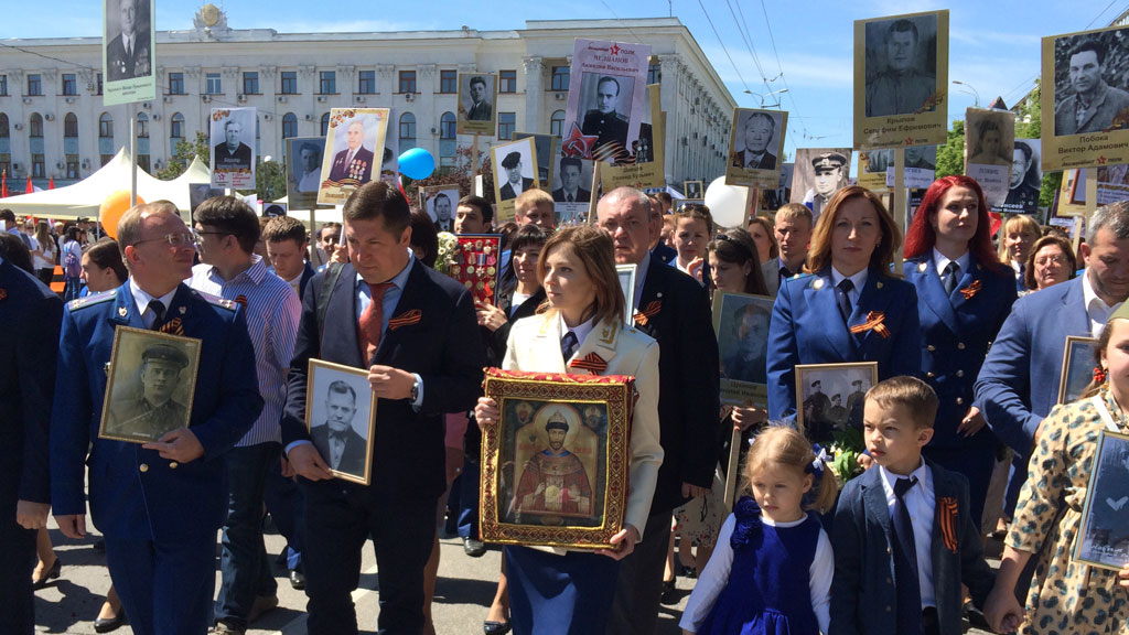 MP Natalya Poklonskaya carries an icon with the image of Nicholas II