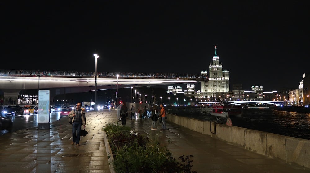 The “Soaring Bridge” leads park visitors out over the Moskva River. Image: Michał Murawski 