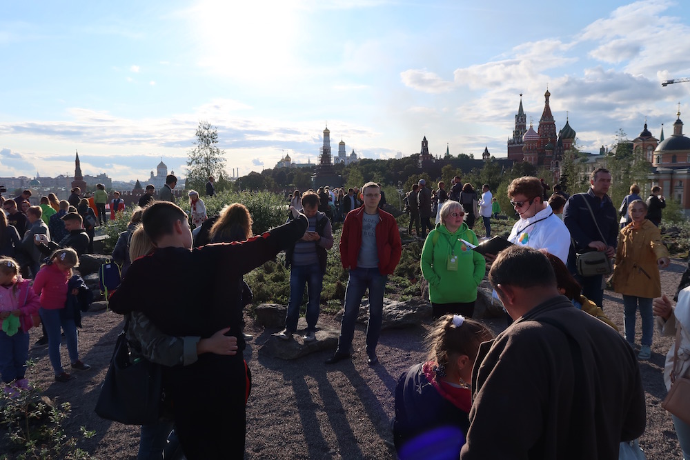 Crowds enjoy the view in the tundra. Image: Michał Murawski