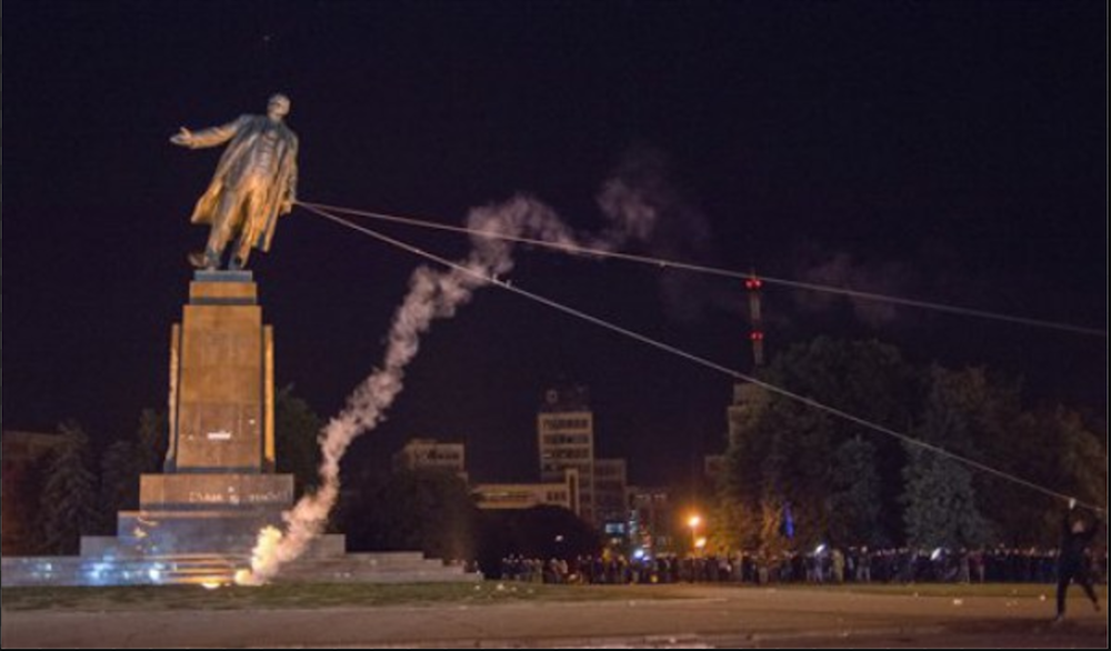 The statue is torn down on 28 September 2014. Image: Kpamua under a CC licence