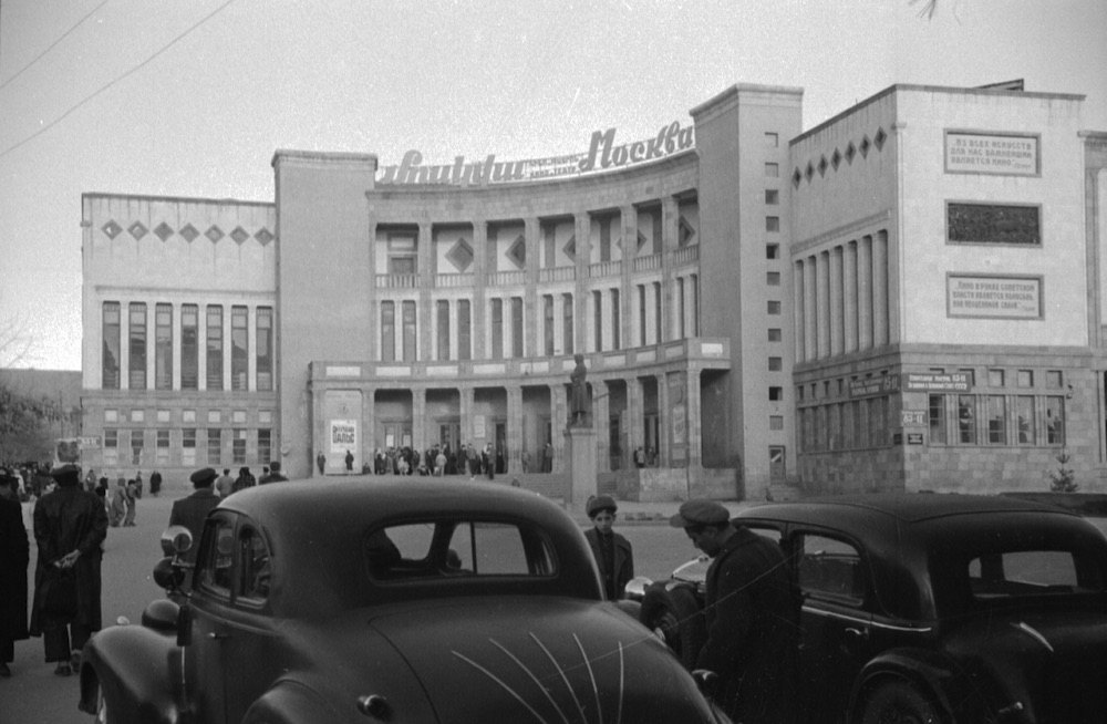 The Moskva Cinema in 1946. Photo from the collection <em>My Yerevan</em> by Garegin Zakoyan, Max Sivaslian and Vahan Navasardian