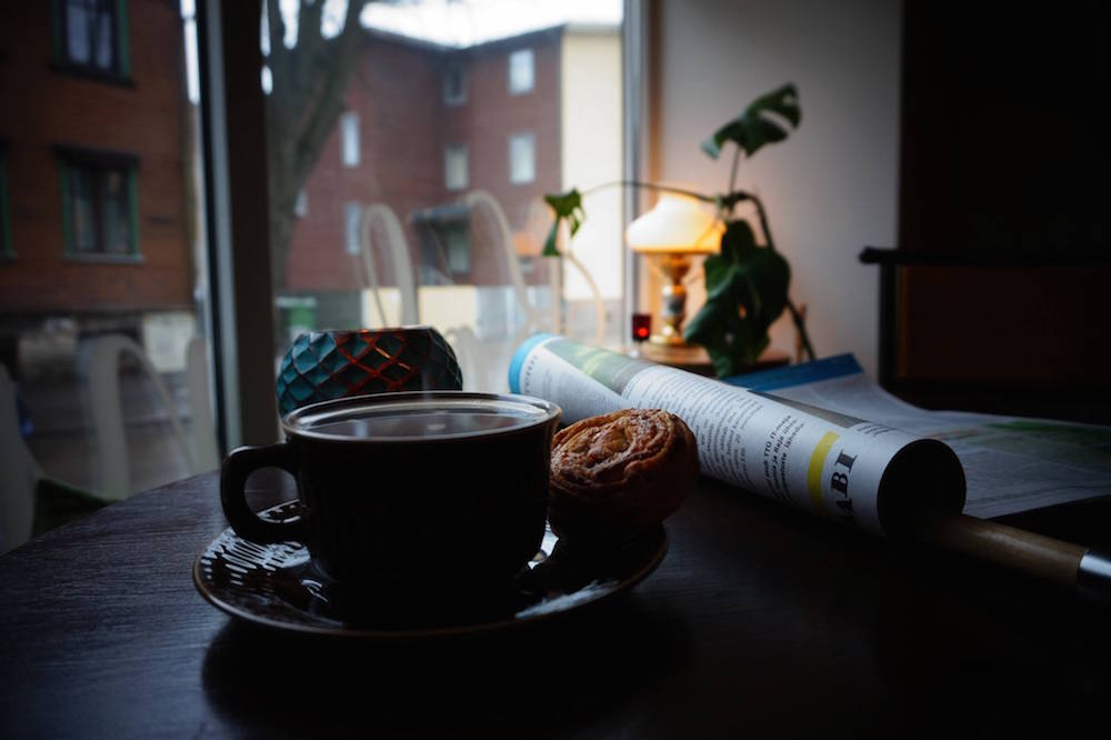 Cinnamon roll and coffee at Koloniaal café. Image: Koloniaal / Facebook