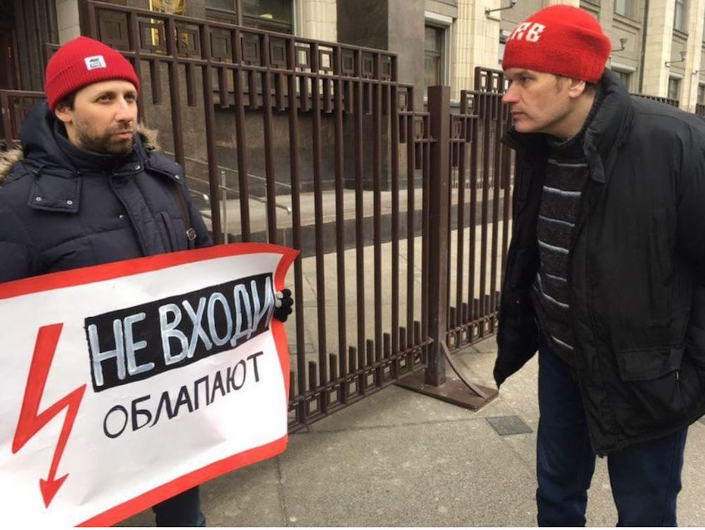 “Don’t enter — they grope people”. A protester outside the Duma. Image: Ilya Zhegulev/Facebook