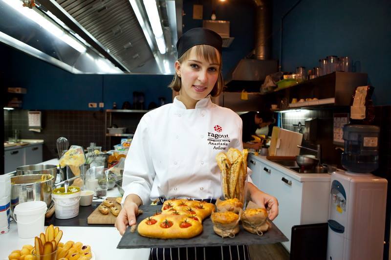 A student at Ragout culinary school