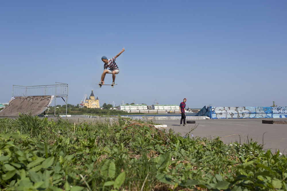 Skaters on the embankment of the Volga River