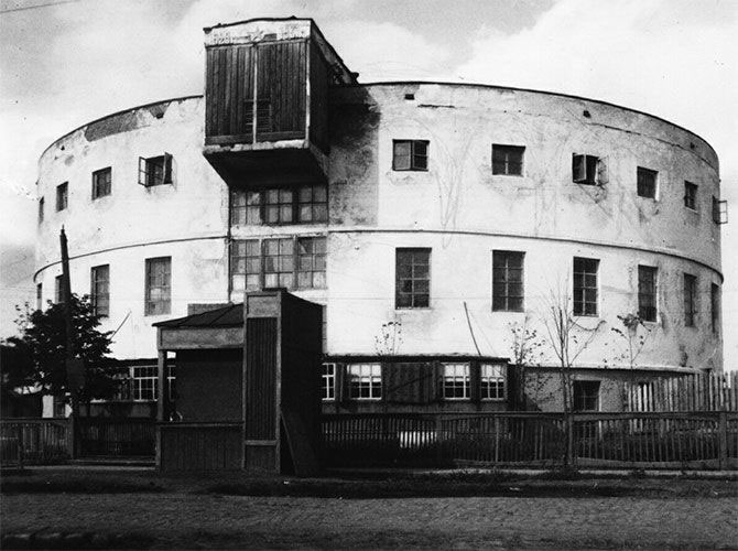 1950 photograph of Lenin public bath in Tyumen, designed by Anatoly Ladinsky. (Image: Max Schulz)