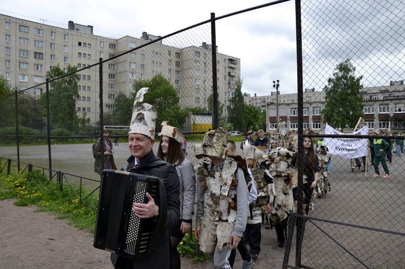 Locals march through Kupchino to the sound of the bayan