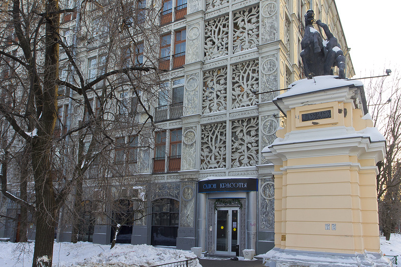 Housing block on Leningradsky Prospekt, designed by Andrei Burov (1938)