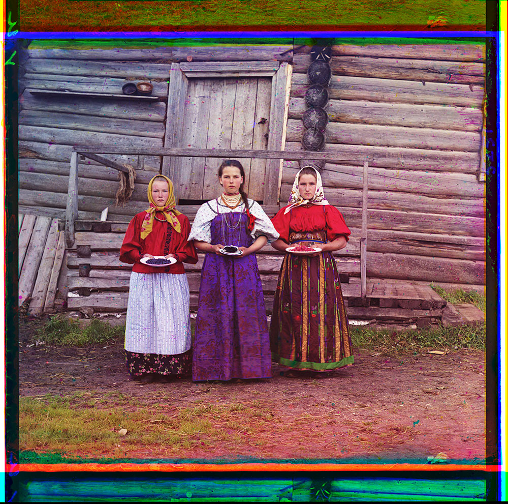 Sergei Prokudin-Gorsky, Peasant girls, 1909