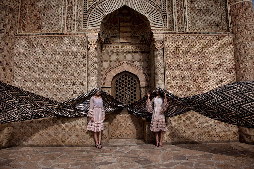 Almalgul Menlibayeva, <em>My Silk Road to you 4</em> (video), 2011. Courtesy of Amerian Eurasian Art Advisors LLC