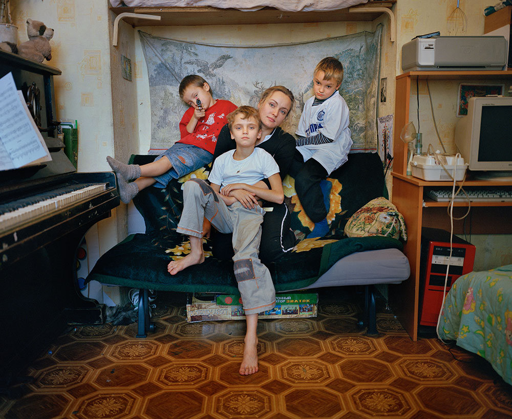 Simon Crofts, <em>Single mother with sons St Petersburg</em>, 2010. Courtesy of Kunsthal