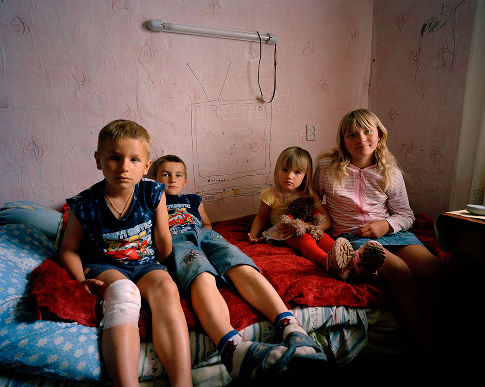 Simon Crofts, <em>Adopted girl with her cousins, Ukraine</em>, 2009. Courtesy of Kunsthal