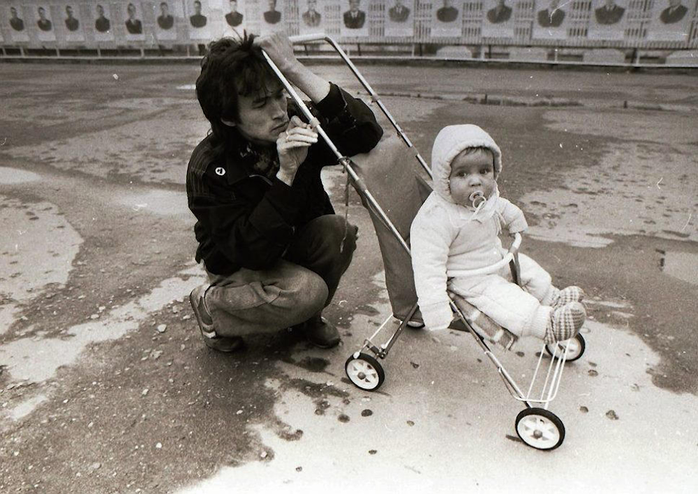 Viktor Tsoi with his son Aleksandr in 1986. Image: Private Life Shot / Facebook