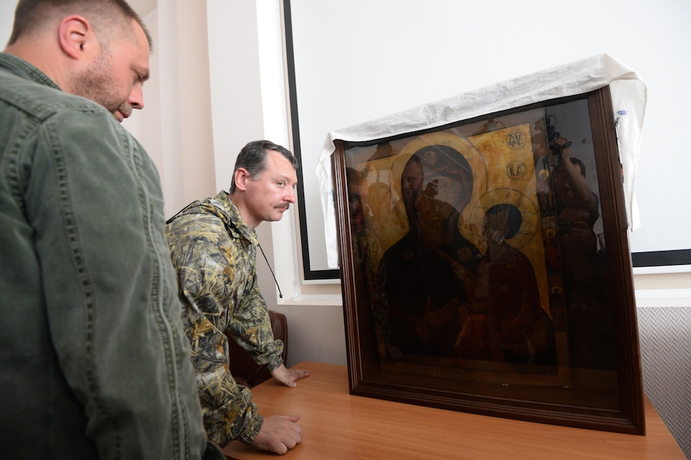 Igor Strelkov (r), defence minister of the “Donetsk People's Republic“ and the republic's prime minister Alexander Boroday with an icon donated by the Russian Orthodox Church to the Donetsk militia (Photo: RIA Novosti)