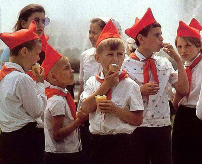 Young pioneers enjoying their stakanchiks