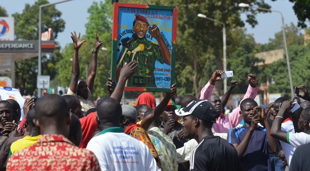 Crowd hold up image of Sankara during 2014 uprising